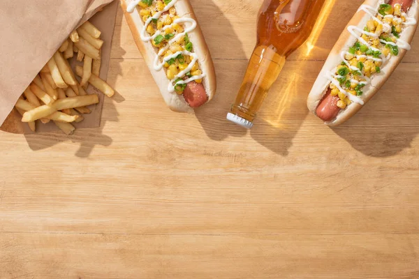 Vista Superior Deliciosos Hot Dogs Con Maíz Cebolla Verde Mayonesa — Foto de Stock