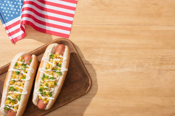 Felső Kilátás Ízletes Hot Dog Kukorica Zöld Hagyma Majonéz Fedélzeten — Stock Fotó