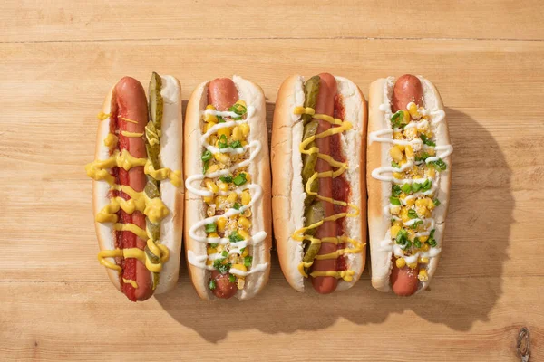 Lapos Feküdt Finom Hot Dog Kukorica Zöld Hagyma Uborka Asztalon — Stock Fotó