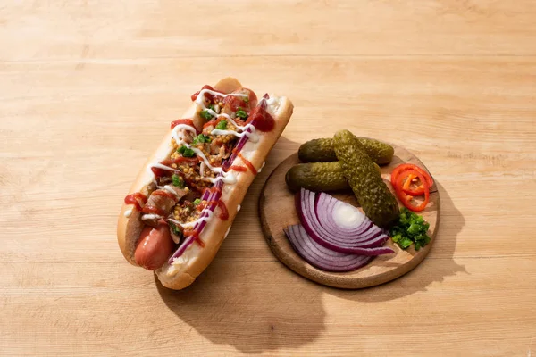 Νόστιμο Hot Dog Κόκκινο Κρεμμύδι Μπέικον Και Dijon Μουστάρδα Κοντά — Φωτογραφία Αρχείου