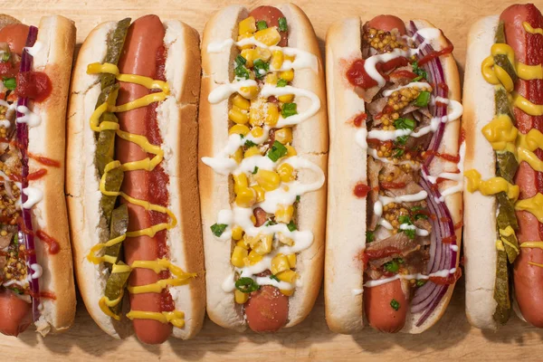 Vista Dall Alto Vari Deliziosi Hot Dog Con Verdure Salse — Foto Stock