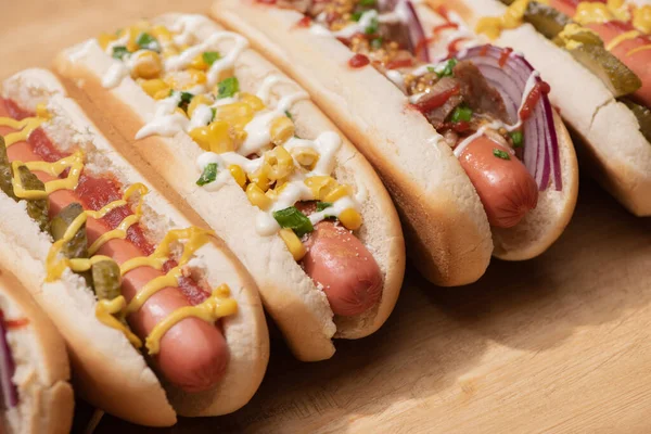 Vários Cachorros Quentes Deliciosos Com Legumes Molhos Mesa Madeira — Fotografia de Stock