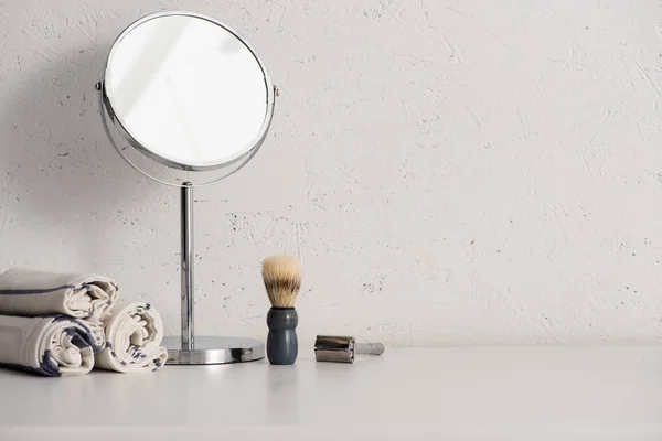 Toalhas Espelho Redondo Escova Barbear Navalha Fundo Branco Conceito Desperdício — Fotografia de Stock
