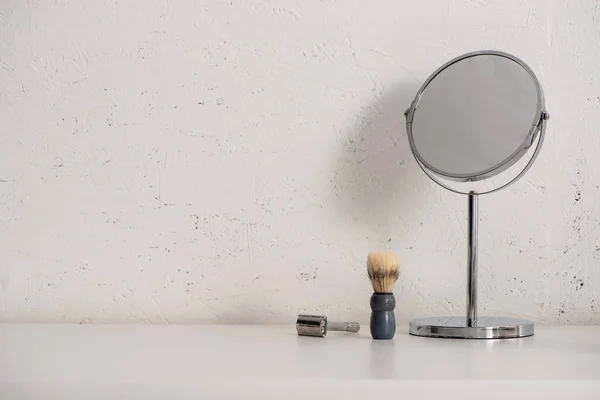 Espejo Redondo Cepillo Afeitar Afeitadora Sobre Fondo Blanco Cero Concepto — Foto de Stock