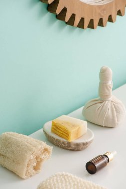 Liflerin seçici odağı, bir şişe kozmetik yağı, sabun ve Thai bitkisel sıkıştırma topu, sıfır atık konsepti.