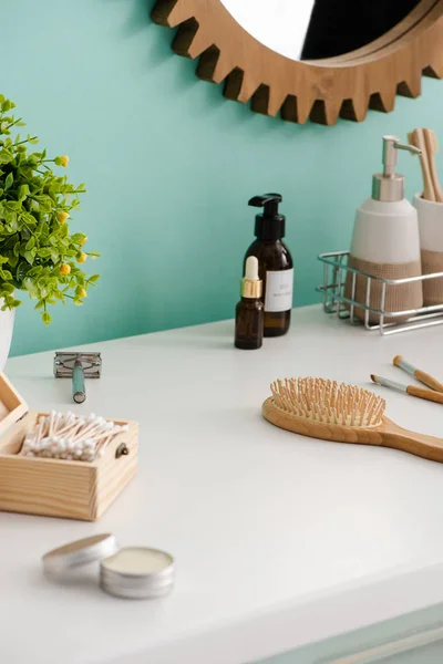 Selectieve Focus Van Bloempot Met Diverse Schoonheids Hygiëneproducten Badkamer Afvalvrij — Stockfoto