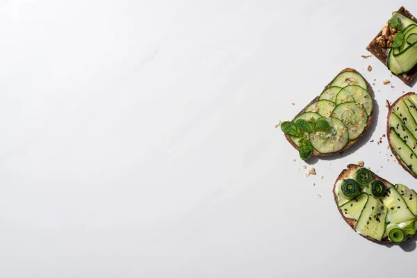 Vista Superior Torradas Pepino Fresco Com Sementes Hortelã Folhas Manjericão — Fotografia de Stock