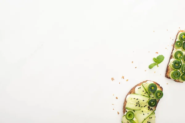 Bovenaanzicht Van Verse Komkommer Toast Met Zaden Munt Witte Achtergrond — Stockfoto