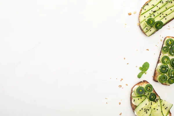 Vista Superior Tostadas Pepino Fresco Con Semillas Menta Sobre Fondo — Foto de Stock