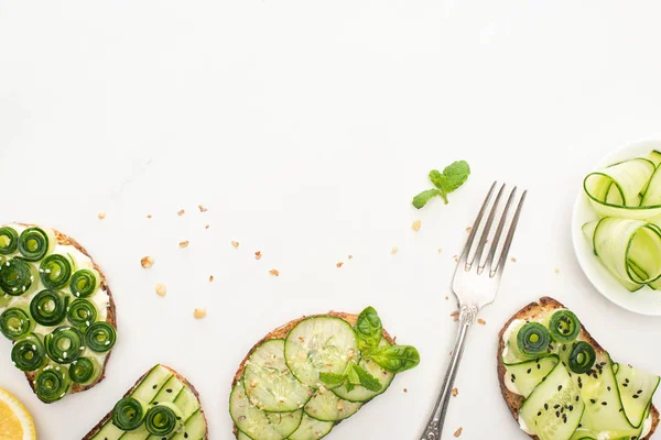 Bovenaanzicht Van Verse Komkommer Toast Met Zaden Munt Basilicum Bladeren — Stockfoto