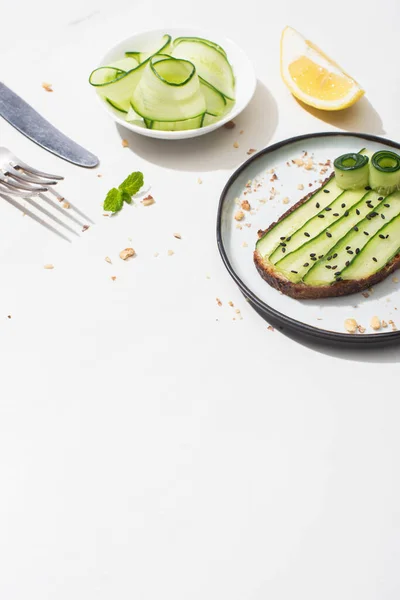 Tostadas Pepino Fresco Con Semillas Cerca Hojas Menta Cubiertos Limón —  Fotos de Stock