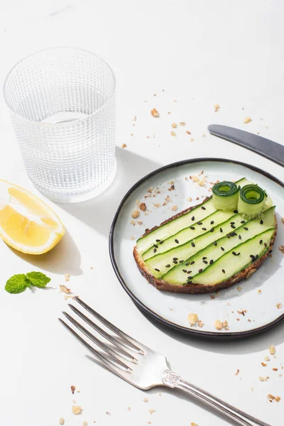 Torrada Pepino Fresco Com Sementes Servidas Com Talheres Limão Água — Fotografia de Stock