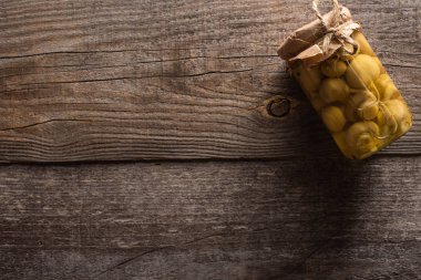 Tahta masada kavanozda ev yapımı lezzetli mantar turşusu manzarası.