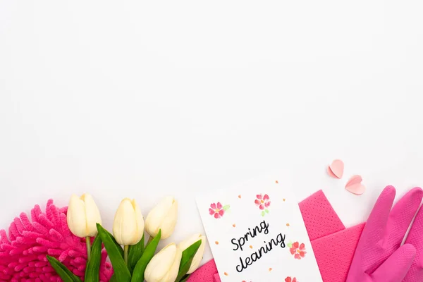 Top View Tulipánok Rózsaszín Tisztítószerek Közelében Tavaszi Tisztító Kártya Fehér — Stock Fotó