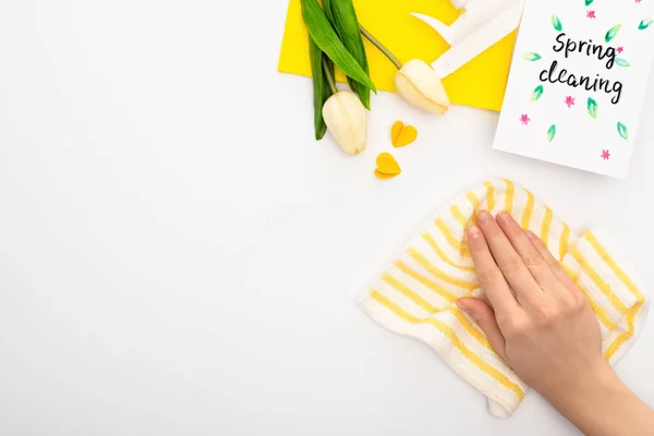 Vista Recortada Mujer Sosteniendo Trapo Cerca Los Tulipanes Primavera Suministros — Foto de Stock