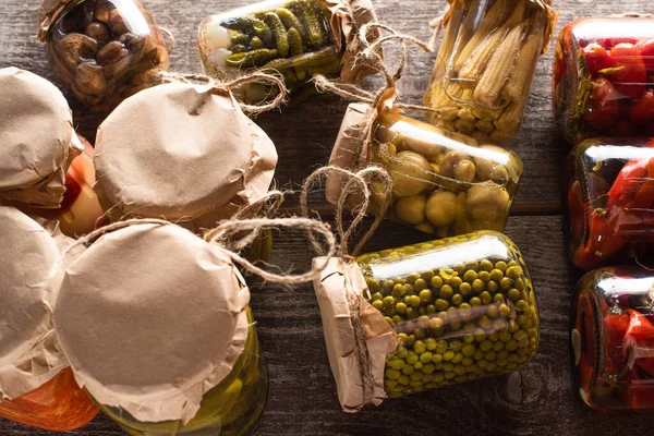 Deliciosos Encurtidos Caseros Frascos Sobre Mesa Madera — Foto de Stock