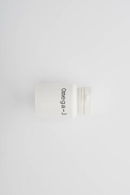 Beyaz arkaplanda omega-3 harfleri olan konteynırın üst görünümü 