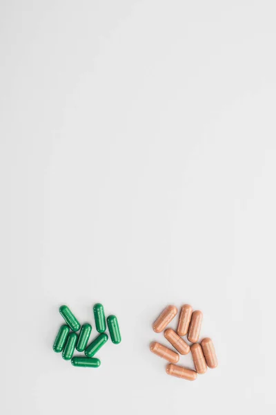 Top View Brown Green Capsules White Background — Stock Photo, Image