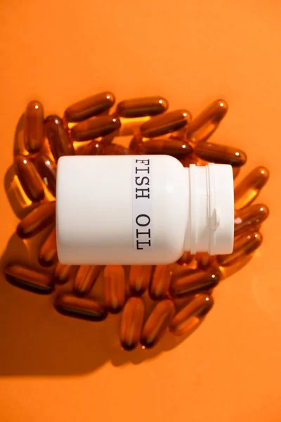 Hoge Hoek Weergave Van Container Met Visolie Belettering Capsules Oranje — Stockfoto