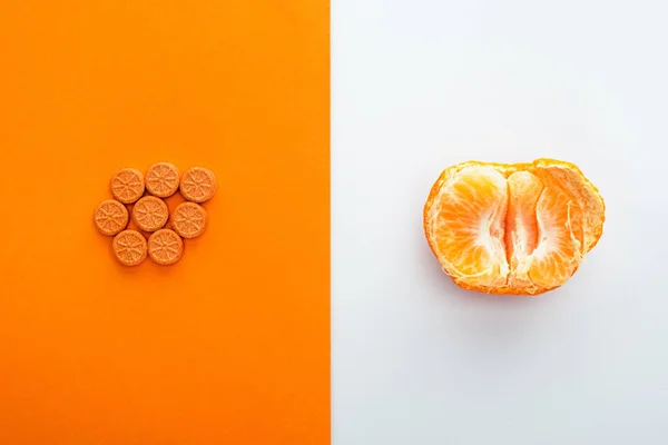 Κάτοψη Των Χαπιών Και Mandarin Μισό Λευκό Και Πορτοκαλί Φόντο — Φωτογραφία Αρχείου