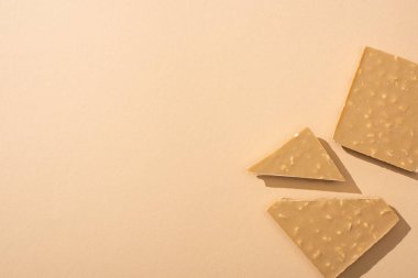 Bej arka planda lezzetli beyaz çikolata parçalarının üst görüntüsü