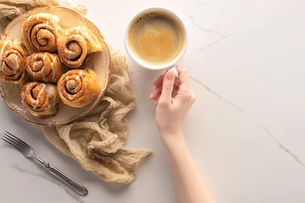 Cropped View Woman Holding Cup Coffee Homemade Cinnamon Rolls Marble — Stock Photo, Image