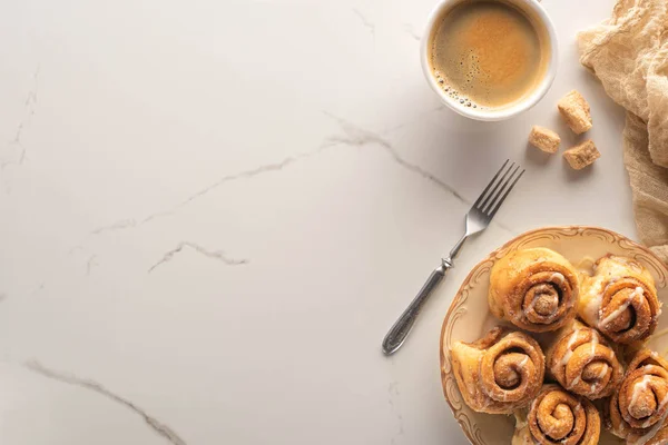 Ovanifrån Färska Hemmagjorda Kanelbullar Marmor Yta Med Kopp Kaffe Gaffel — Stockfoto