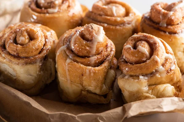 Vista Cerca Deliciosos Rollos Canela Caseros Frescos Papel Pergamino — Foto de Stock