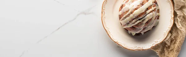 Top View Fresh Homemade Cinnamon Roll Plate Marble Surface Cloth — Stock Photo, Image