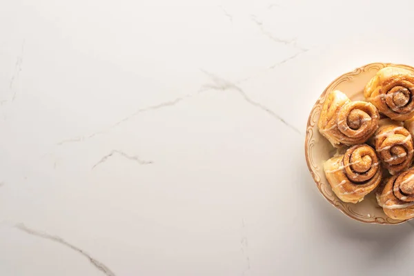 大理石の表面に新鮮な自家製シナモンロールのトップビュー — ストック写真