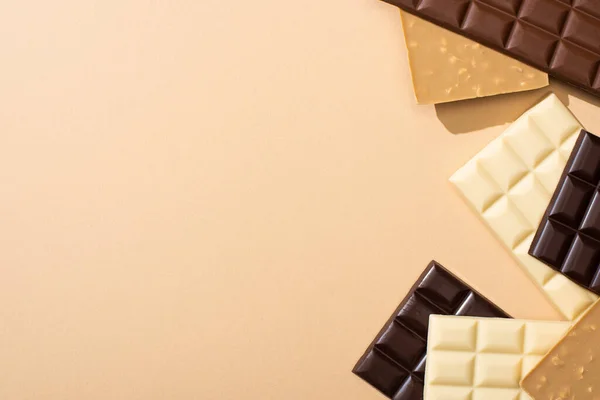 Vista Superior Deliciosas Barras Chocolate Isoladas Bege — Fotografia de Stock