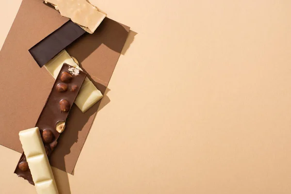 Vista Superior Delicioso Chocolate Escuro Branco Leite Com Nozes Papel — Fotografia de Stock