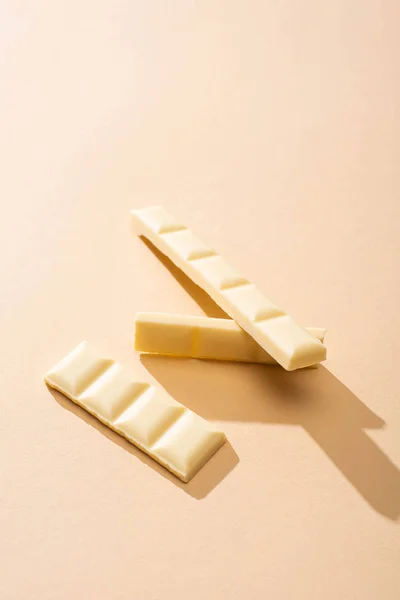 Zoete Heerlijke Gebroken Witte Chocoladereep Beige Achtergrond — Stockfoto