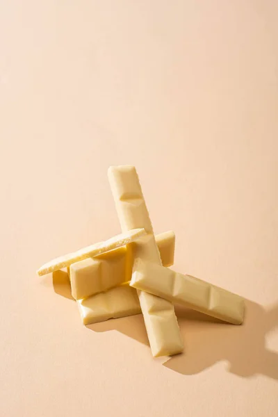 Sladké Lahodné Rozbité Bílé Čokoládové Tyčinky Béžovém Pozadí — Stock fotografie