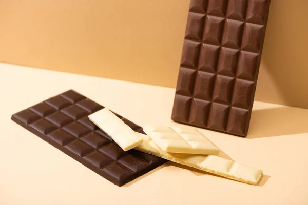 Zoet Heerlijk Donker Melk Witte Chocolade Beige Achtergrond — Stockfoto