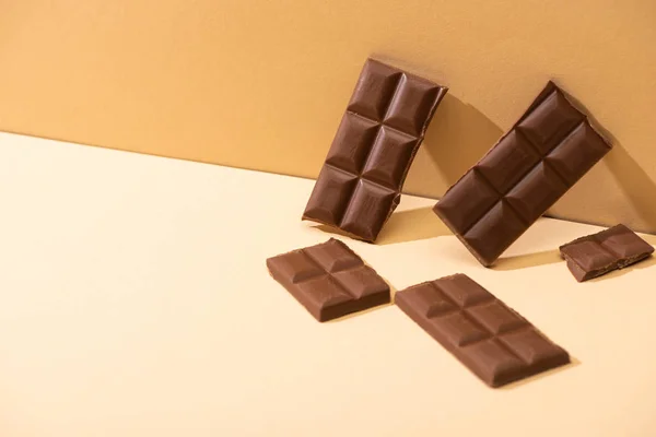 Süße Leckere Vollmilchschokolade Auf Beigem Hintergrund — Stockfoto