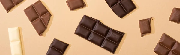 Bovenaanzicht Van Heerlijke Donkere Melk Witte Chocoladestukjes Beige Achtergrond Panoramisch — Stockfoto