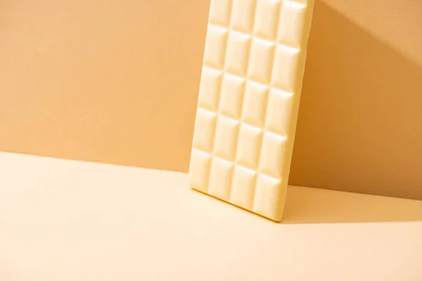Toda Deliciosa Barra Chocolate Branco Fundo Bege — Fotografia de Stock