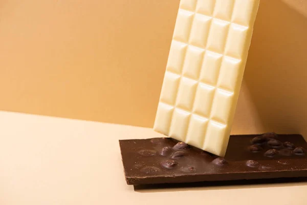 Heerlijke Witte Donkere Chocoladerepen Met Noten Beige Achtergrond — Stockfoto