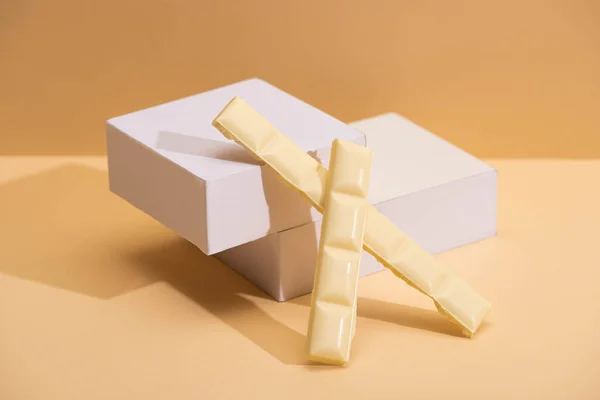 Heerlijke Witte Chocolade Stukjes Blokjes Beige Achtergrond — Stockfoto