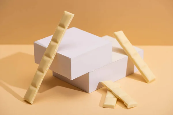 Heerlijke Witte Chocolade Stukjes Blokjes Beige Achtergrond — Stockfoto