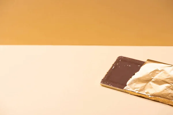 Deliciosa Barra Chocolate Con Leche Lámina Dorada Sobre Fondo Beige — Foto de Stock