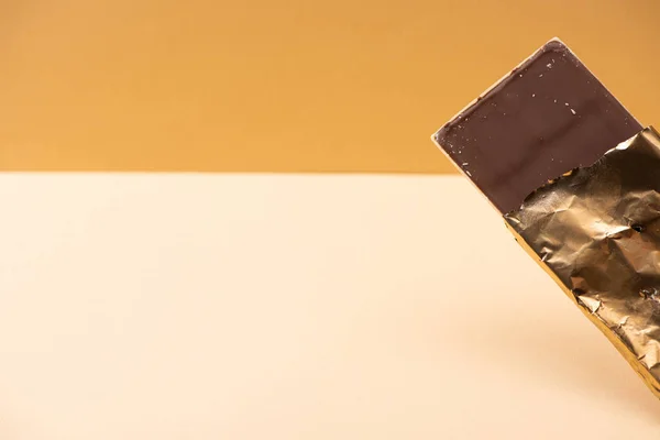 Deliciosa Barra Chocolate Con Leche Lámina Dorada Sobre Fondo Beige —  Fotos de Stock