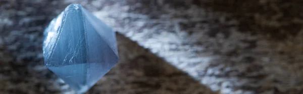 Close Άποψη Του Μπλε Μαγικό Κρύσταλλο Ξύλινη Επιφάνεια Φως Πανοραμική — Φωτογραφία Αρχείου