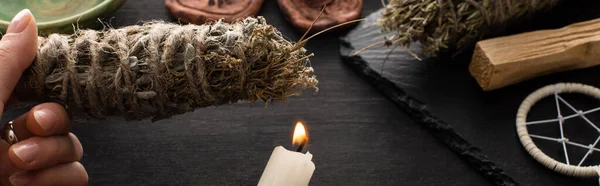 Ausgeschnittene Ansicht Eines Schamanen Mit Schmierstock Und Kerze Der Nähe — Stockfoto
