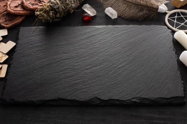 Tablero Negro Cerca Runas Madera Velas Atrapasueños Superficie Madera Negra — Foto de Stock