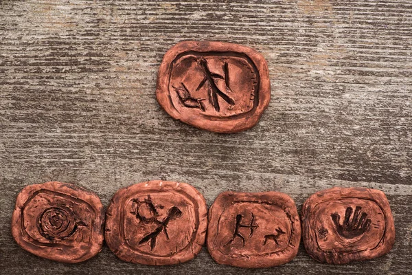 Bovenaanzicht Van Shamanic Klei Amuletten Houten Ondergrond — Stockfoto