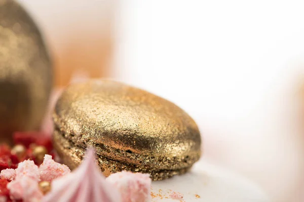 Vista Perto Delicioso Bolo Páscoa Com Macaroon Francês Dourado — Fotografia de Stock
