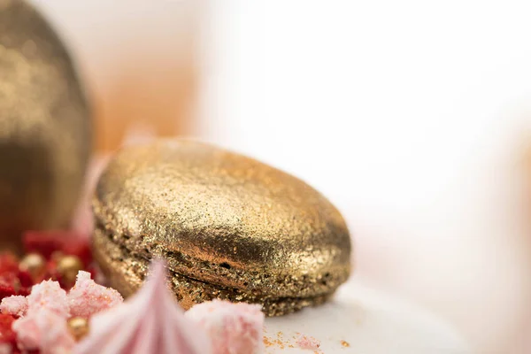 Vista Cerca Deliciosa Torta Pascua Con Macarrón Francés Dorado — Foto de Stock