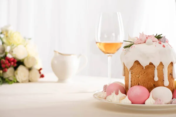 Foco Seletivo Delicioso Bolo Páscoa Decorado Com Merengue Com Ovos — Fotografia de Stock